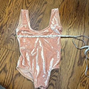 Lucky Leo Women’s xs crushed pink velvet leotard - 1 available
